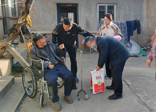 进乡村慰问失能老人.jpg